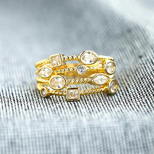 Anelli Geometrici T0620 con Cristalli e Strass, Montatura in Oro, Unisex per Uso Quotidiano - Product Image 4