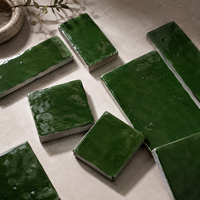 Carreaux de céramique verts carrés et rectangulaires faits à la main de style marocain pour murs de salle de bain, crédences de cuisine et décoration d'hôtel – En stock
