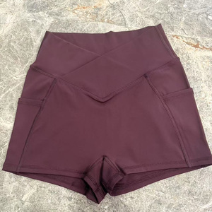 <span class=keywords><strong>Shorts</strong></span> de yoga et de sport taille haute en spandex avec logo personnalisé, coupe en V croisée et poches respirantes pour le volleyball - Product Image 3