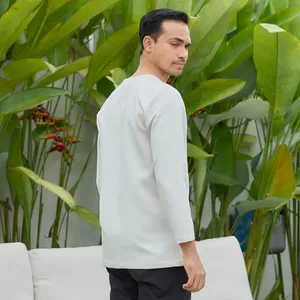 Camisa Étnica Tradicional para Hombre, Fabricada en Malasia, Color Crema, Corte Elegante, Manga Corta, Estilo Moderno, Proveedor OEM - Product Image 2