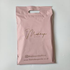 Bolsas de Envío de Plástico Rosa Personalizadas con Impresión Dorada - Bolsas de Envío con Asa Troquelada para Marcas de Belleza y Maquillaje - Product Image 6