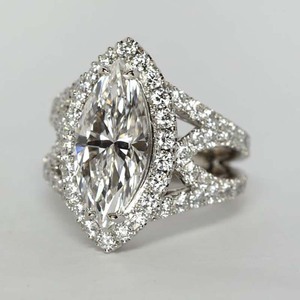 Anello di Moda con Zircone Taglio Marquise, Elegante Gioiello da Donna per Fidanzamento e Proposta di Matrimonio - Product Image 1