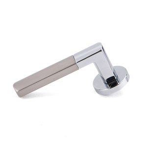 Manija de puerta de lujo de alta gama en níquel satinado mate con rosca redonda, palanca interior separada y juego de cerradura con escutcheon. - Product Image 4
