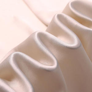 100% <span class=keywords><strong>tela</strong></span> Charmeuse <span class=keywords><strong>tela</strong></span> de seda sólida Real Mulberry <span class=keywords><strong>tela</strong></span> de satén de seda suave pura Natural 25mm 114cm 108gsm tejido satén liso 5% - Product Image 4