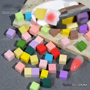 Neuer Nail Art Mini Tofu Block Kleiner quadratischer weißer bunter Schwamm mit Kratz stift Maniküre-Werkzeug