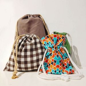Bolsas de Tela Reutilizables Personalizadas con Cordón, de Terciopelo, Lino, Algodón o Lona, en Diferentes Grosores y Colores, con Diseño Impreso - Product Image 5