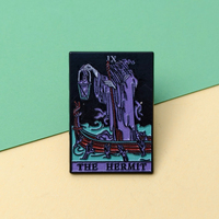 Broche en émail style punk gothique « THE HERMIT » avec motif de carte de tarot et de formule magique, idéale pour les vêtements et les accessoires de sac à dos