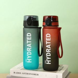 ขวดน้ำพลาสติกพกพาสำหรับเล่นกีฬากลางแจ้ง ขนาด 1 ลิตร วัสดุ PC สีตามสั่ง เป็นมิตรกับสิ่งแวดล้อม ดื่มได้โดยตรง - Product Image 4