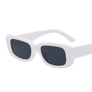 Vente en gros de lunettes de soleil classiques pour femmes, rectangulaires, bon marché, en plastique, colorées, ovales - Product Image 4