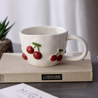 Vente en gros : Nouvelles tasses à café en céramique créatives et mignonnes à motif cerise en relief, tasses à lait en porcelaine peintes à la main personnalisées, tasses à thé en forme de citrouille