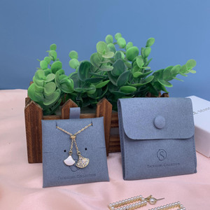 Bolsa de Microfibra Azul para Empaque de Joyería y Almohadilla Protectora, Bolsa de Joyería con Solapa de Gamuza Personalizada - Product Image 1