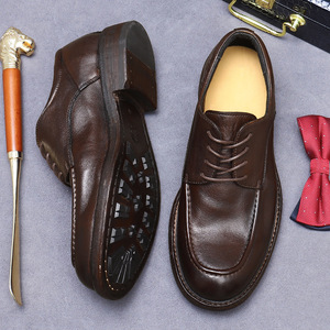 Zapatos hechos a mano de lujo pero con un estilo distintivo para hombre. Parte superior de cuero con suela de cuero. Zapatos de negocios a la moda. Estilo británico. - Product Image 4