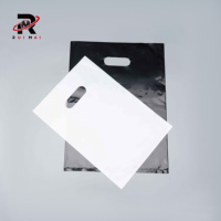 Sacs de courses en plastique LDPE HDPE recyclables noirs de haute qualité avec logo personnalisé, poignée découpée, pour chaussettes et chaussures