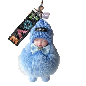 Porte-clés en peluche doux et mignon en forme de bébé endormi avec pompon en fourrure de lapin, design durable et écologique, idéal comme cadeau pour clés de voiture - Product Image 6