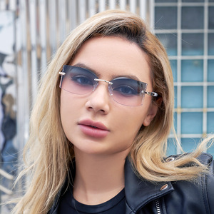 Gafas de Sol Modernas Sin Marco con Corte de Diamante para Mujer, Lentes de PC Negras con Protección UV400, Marco Pequeño Poligonal, Estilo Urbano, para Viajes y Conducción - Product Image 3