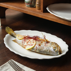Assiette à poisson en céramique gaufrée motif tartan classique, plat de service de luxe en dentelle blanche, assiette de dîner haut de gamme pour poisson vapeur, pour la maison et l'hôtellerie - Product Image 1