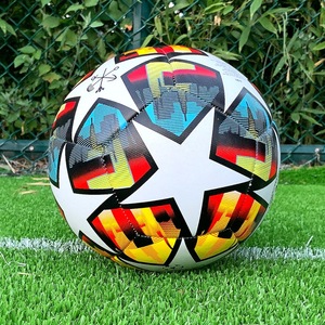 Ballon de football d'entraînement durable taille 5 pour <span class=keywords><strong>jeunes</strong></span> et adultes, idéal pour les matchs et les entraînements en extérieur, avec revêtement en PU souple et chambre à air robuste - Product Image 2