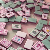Juego de Mahjong Americano Vintage Estilo Pastoral, Fichas Rosa Pastel y Menta, Puntos Perfumados, Diseños de Pájaros, Plantas y Bambú, Personajes Florales, Joker de Frutas