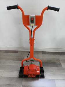 Machine de nivellement de sol à vibrateur à béton motorisé avec moteur et pompe à engrenages, couleur noire, conception économe en énergie - Product Image 5
