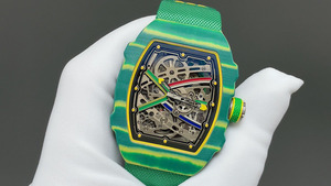 ความหนาเพียง 7.8 มม. และน้ำหนักเพียง 35 กรัม ให้ความรู้สึกเบาเป็นพิเศษในมือ นาฬิกาแบบสั่งทำพิเศษ - Product Image 5