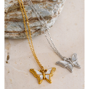 जिनयू 2177 नए आगमन स्टेनलेस स्टील गोल्ड प्लेटेड नेकलेस 3 डी तितली सफेद शेल पंख पेलेंट हार - Product Image 2