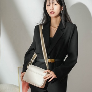 Bolsos cruzados de piel sintética para mujer, a la moda, al por mayor, con cadenas, impermeables, para uso diario - Product Image 2