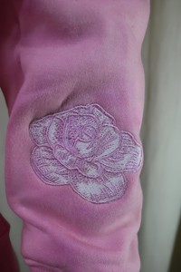เสื้อสเวตเชิ้ตมีฮู้ดสีชมพูสำหรับทุกเพศ ทรงปกติ ผ้าฟลีซ สีพื้น มีกระเป๋า โลโก้ที่แขนซ้าย สวมใส่สบายๆ ในฤดูใบไม้ร่วง Urban Productions - Product Image 5