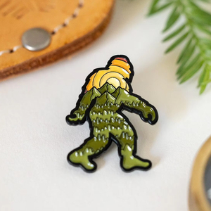 Sasquatcher Bigfoot fabrication <span class=keywords><strong>en</strong></span> gros motif de <span class=keywords><strong>montagne</strong></span> épinglettes <span class=keywords><strong>en</strong></span> métal personnalisé mode dur doux émail broche pour vêtements - Product Image 2