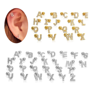 Orecchino a perno placcato oro con lettera iniziale per <span class=keywords><strong>piercing</strong></span> al trago, cartilagine, elice - <span class=keywords><strong>Piercing</strong></span> alla moda per uomo e donna - Product Image 2