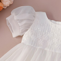 Vente en gros de robes de baptême en coton blanc avec bandeau brodé en dentelle robe de baptême élégante pour bébé fille