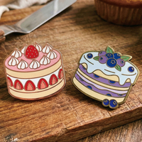 Nouvelles Offres Promotionnelles : Badges Métalliques Émaillés en Gros – Épinglette Émaillée en Métal « Gâteau aux Myrtilles Parfait »