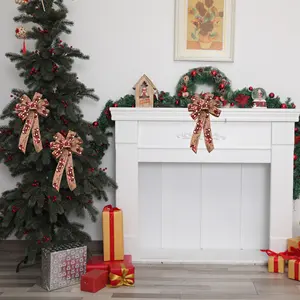 Elegante decoração de árvore e bolas de Natal com laços festivos e fitas para presente para a temporada de férias