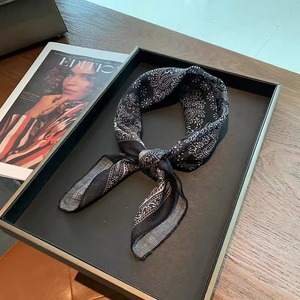 Pañuelo Cuadrado Pequeño de Seda Artística con Diseño Paisley de Alta Gama en Algodón y Lino, Pañuelo Cálido para el Cuello para Otoño e Invierno - Product Image 3