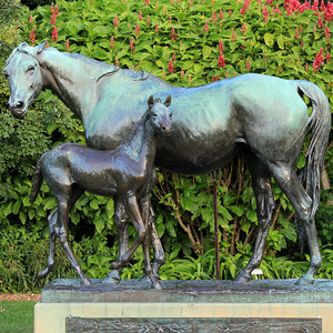 Escultura de Caballo de Bronce de Tamaño Real, Escultura de Yegua y Potro de Latón para Pradera - Product Image 5