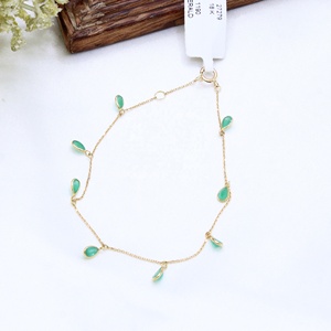 สร้อยข้อมือทองคำแท้ 18K รูปหยดน้ำประดับมรกตธรรมชาติทรงกรอบ พร้อมจี้ห้อย ดีไซน์สวยงามสำหรับผู้หญิง - Product Image 1