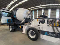 Camion malaxeur à béton autochargeur 4x4 de 4 mètres cubes 270 °   Déblaiement par rotation pour la construction de routes rurales