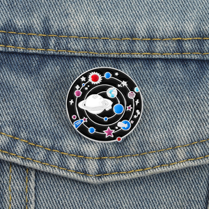Broche <span class=keywords><strong>de</strong></span> universo <span class=keywords><strong>de</strong></span> planeta fresco divertido, alfileres esmaltados, broches <span class=keywords><strong>de</strong></span> Metal <span class=keywords><strong>de</strong></span> <span class=keywords><strong>guerra</strong></span> espacial <span class=keywords><strong>de</strong></span> galaxia, insignia <span class=keywords><strong>de</strong></span> solapa, mochila, joyería al por mayor - Product Image 1