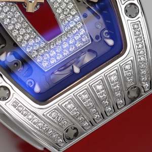 Montre pour femme en forme de baril, montre-bracelet squelette incrustée de diamants, bracelet en caoutchouc rouge, montre élégante pour femme, montre de luxe - Product Image 4