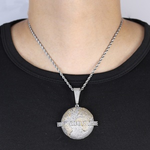 Collana con Ciondolo Mappa del Mondo Bicolore con Scritta 'Il Mondo è Mio', Gioielli Hip Hop da Uomo con Charm CZ Luccicante - Product Image 3
