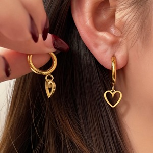 Pendientes pequeños modernos y novedosos, de diseño exclusivo, sencillos y bonitos, con forma de corazón, tipo broche y de tuerca, para mujer. - Product Image 1