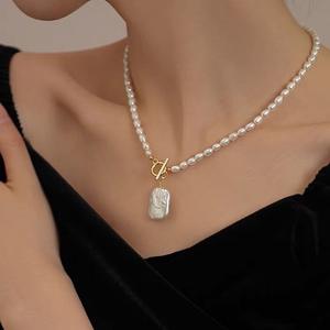 Collar de Perlas de Agua Dulce Barrocas Naturales con Cierre OT para Mujer, Colgante de Partículas Cuadradas de Lujo Ligero con Función Desmontable - Product Image 5