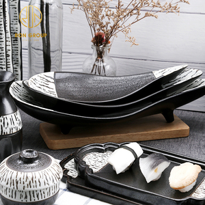 Vaisselle en porcelaine noire et blanche de haute qualité, faite à la main, pour restaurant japonais, ensemble d'assiettes en céramique de différentes formes - Product Image 3