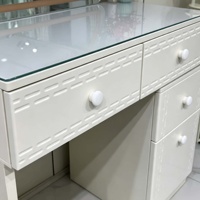 Table de toilette intelligente moderne avec miroir sur pied et éclairage réglable, rangement organisé pour hôtel et chambre à coucher