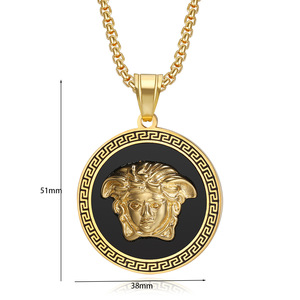 Colgante Medusa de Cristal Estilo Hip Hop en Tono Dorado Mitología Griega Collar con Colgante de Medusa Gorgona Joyería de la Antigua Grecia Regalos para Mujeres y Hombres - Product Image 2
