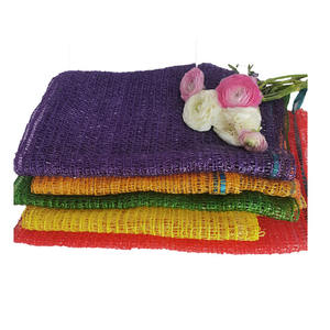 Bolsa de red de malla Raschel PE ecológica al por mayor para embalaje de verduras y frutas con cordón, tamaño y color personalizables - Product Image 1