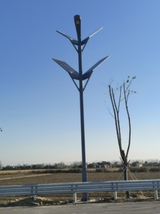 Farola Solar de Diseño Único Personalizada, Lámpara de Calle LED Eficiente - Product Image 1
