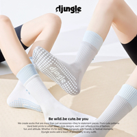 Chaussettes de yoga antidérapantes pour femmes, personnalisées avec logo brodé jacquard, longueur ras du cou, pour Pilates et cyclisme, avec design de grip aux orteils et revers respirant