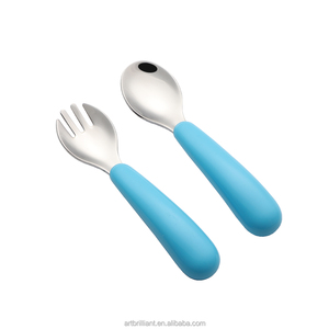 Ensemble de <span class=keywords><strong>couverts</strong></span> en acier inoxydable avec poignée en silicone de qualité alimentaire pour enfants, motifs de dessins animés mignons, personnalisable OEM, pour l'alimentation des bébés - Product Image 3