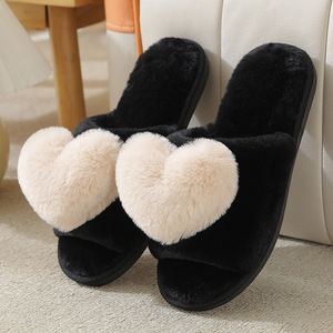 Sandal Slip on datar untuk wanita, sandal selop bulu palsu hitam merah muda dekorasi hati nyaman untuk wanita - Product Image 5