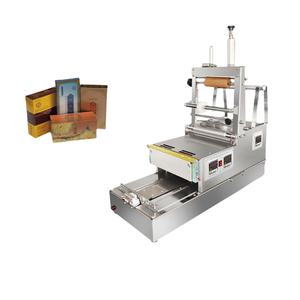 Machine d'emballage semi-automatique efficace pour CD, DVD, boîtes cosmétiques BOPP, préservatifs, emballage tridimensionnel, estampage manuel de film, enveloppement - Product Image 1